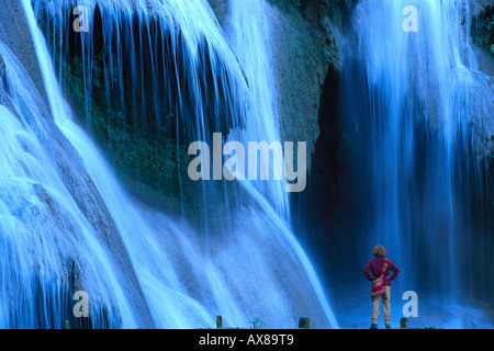 Weibliche Wanderer bewundern, des Wasserfalls bei Luang Prabang, Laos, Asien Stockfoto