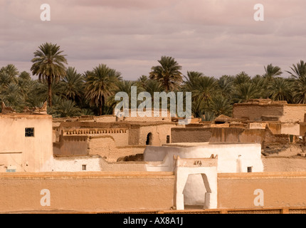 Blick auf die alte Stadt Ghadames vom Friedhof, Libyen. Stockfoto