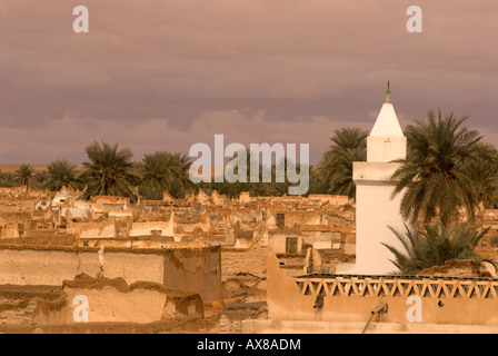 Blick auf die alte Stadt Ghadames vom Friedhof Libyen Stockfoto