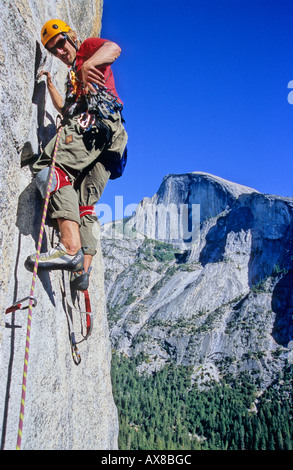 Mann Klettern, Techno, Klettern in Süd-Westwand, Big Wall Climbing, Washington Spalte, Yosemite Valley, Kalifornien, USA Stockfoto