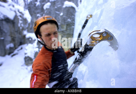 Evgeny Krivsheitsev Klettern, Hafner Creek Area, M8, Mixed-Kletterns, Banff Nationalpark, Alberta, Kanada Stockfoto