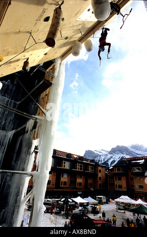 Siegerin beim Eis klettern-Wettbewerb, Canmore, Kanada, Ines Papert, März 2004 Stockfoto