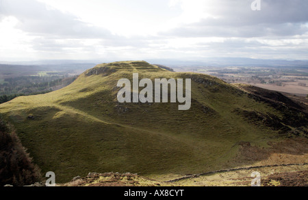 MACBETH, S-BLICK VON DER BURG AUF DUNSINANE HÜGEL IN RICHTUNG WALD VON BIRNAM, PERTHSHIRE, SCHOTTLAND, GROßBRITANNIEN Stockfoto