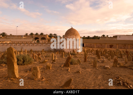 Der Friedhof und unmarkierte Gräber außerhalb der Altstadt von Ghadames, Libyen. UNESCO-Weltkulturerbe Stockfoto