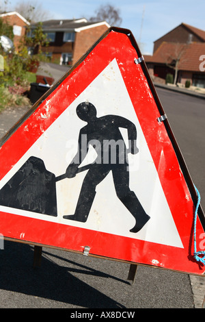 Straßenarbeiten Mann bei der Arbeit Reparatur unterschreiben Warnung Stockfoto