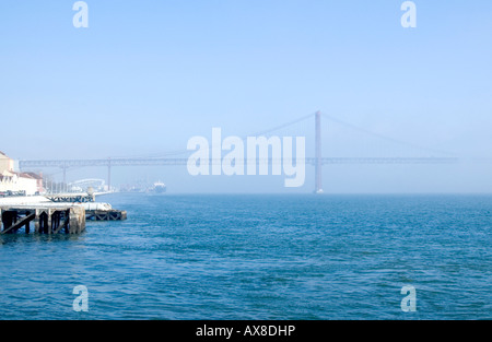 Der Brücke 25 de Abril (25. April-Brücke) in Lissabon, wurde 1966 eröffnet Stockfoto