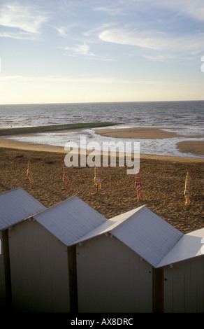 Umkleidekabinen am einsamen Strand, Cabourg, Normandie, Frankreich Stockfoto