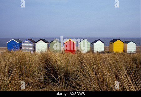 Eine Reihe von bunten Strandhäuschen, Southwold, East Anglia, England Stockfoto