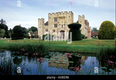 Teich mit Seerosen vor Hever Castle, Kent, England, Großbritannien, Europa Stockfoto