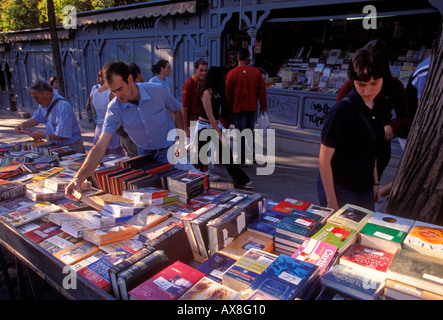 Spanier, Spanisch, Frauen, Bücher zu verkaufen, Buchhändler, Buchhandlung, Buchhandlung, Buch Händler, Calle de Moyano, Retiro Park, Madrid, Provinz Madrid, Spanien Stockfoto