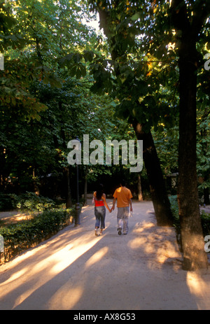 Spanier, Spanisch, Mann, Frau, Paar, Freund und Freundin, Retiro Park, Parque del Buen Retiro, Madrid, Provinz Madrid, Spanien, Europa Stockfoto