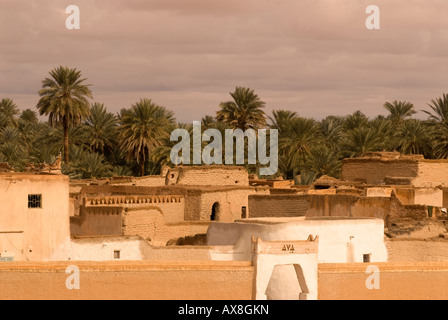 Blick auf die Altstadt von Ghadames vom Friedhof, Libyen, Nordafrika. Stockfoto