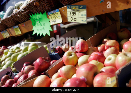 Äpfel und andere Früchte Forsale vor einem lokalen Geschäft in Nord-London Stockfoto