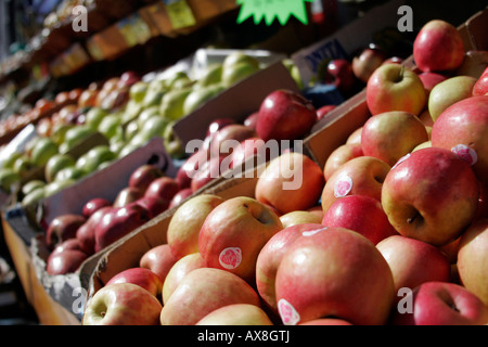 Äpfel und andere Früchte Forsale vor einem lokalen Geschäft in Nord-London Stockfoto