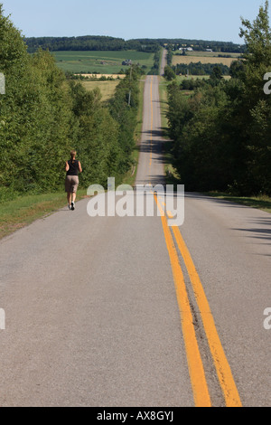 Jogger entlang Autobahn bei Long River Prince-Edward-Insel in Kanada Stockfoto