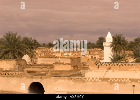 Blick auf die alte Stadt Ghadames vom Friedhof, Libyen. Stockfoto