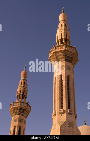 Minarette der neuen Moschee in der modernen Stadt Ghadames Libyen Stockfoto