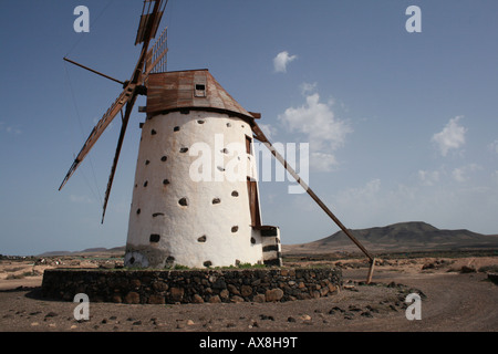 Spanische Windmühle zwischen El Roque und El Cotillo Fuerteventura Stockfoto