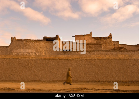 Blick auf die alte Stadt Ghadames aus dem Friedhof Libyen A UNESCO World Heritage site Stockfoto