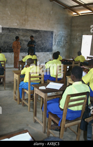 Ein Klassenzimmer-Szene an einer Schule in der oberen östlichen Region von Ghana, Westafrika Stockfoto