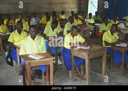 Ein Klassenzimmer-Szene an einer Schule in der oberen östlichen Region von Ghana, Westafrika Stockfoto