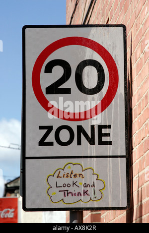 20 MPH Verkehrszeichen in der Sicherheitszone in Willesden Green, North West London Stockfoto