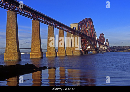 Die Forth Rail Bridge aus South Queensferry Schottland Stockfoto