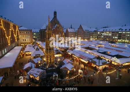 Abend-Atmosphäre und Blick über die Dächer der Christkindlesmarkt Nürnberg, Bayern, Deutschland Stockfoto