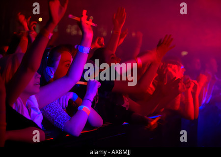 ersten Startreihe ein Konzert voller junger Frauen winken in der Luft bei einer Tanzveranstaltung in Belfast, Northern Ireland Stockfoto