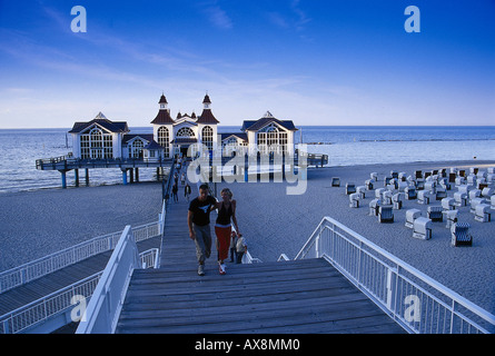 Paar auf der Seebrücke Ferienort am Meer in Sellin, Rügen, Mecklenburg-Vorpommern, Deutschland Stockfoto