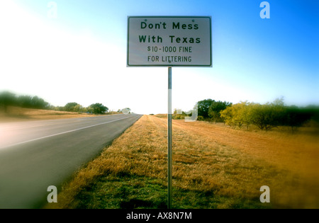 Anti-Wurf Zeichen am Highway in Texas USA Stockfoto