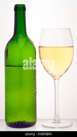 Flasche Wein geöffnet mit halb gefüllten Glas Stockfoto