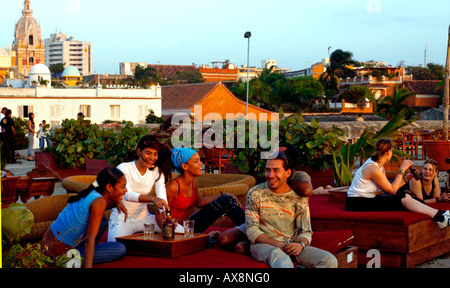 Lachen die Leute auf der Terrasse des Cafe del Mar, Cartagena de Indias, Kolumbien, Südamerika Stockfoto