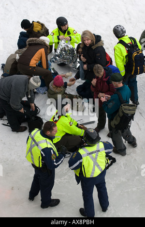 Medizinisches Personal kümmern sich um Kinder verletzten Fuß auf dem Rideau Canal Skateway während Ottawa Canadas jährlichen Winterlude festival Stockfoto