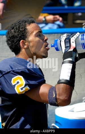 American High School Fußball-Action Spieler Trinkwasser Stockfoto