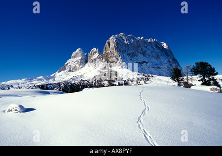 Schneebedeckte Felsformation unter blauem Himmel, Sella Groeden, Tre Cime Di Lavaredo, Sextener Dolomiten, Südtirol, Italien Stockfoto