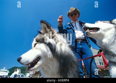 Ron und seine Alaskan Malamute Hunde, Ketchikan, Alaska, USA Stockfoto