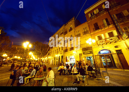 Straßencafé bei Nacht, Via Manno, Piazza Yenne, Cagliari, Sardinien, Italien Stockfoto