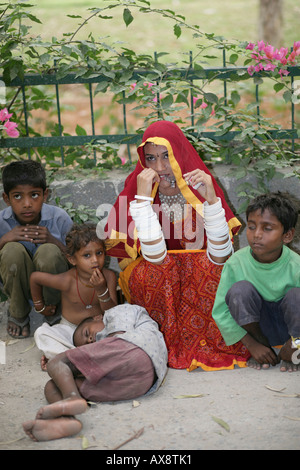 Porträt einer Rajasthani-Frau sitzt mit ihren Kindern Stockfoto