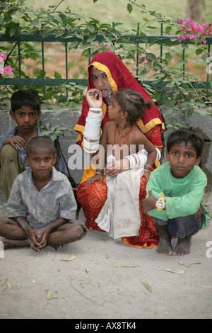 Porträt einer Rajasthani-Frau sitzt mit ihren Kindern und Rauchen biri Stockfoto