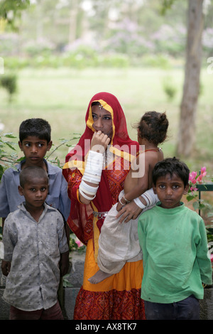 Porträt einer Rajasthani-Frau stehend mit ihren Kindern Stockfoto