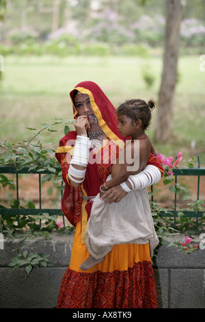 Porträt einer Rajasthani-Frau steht mit ihrem Kind Stockfoto