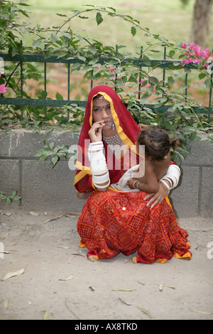 Porträt von einem Rajasthani Frau Rauchen biri Stockfoto