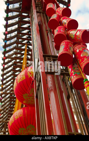 Schuss der dekorative Laternen schmücken den Bogen in Gerard Straße am Eingang zum Londoner China Town Chinese New Year Stockfoto