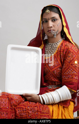 Porträt einer Rajasthani-Frau mit einem Tablett Stockfoto