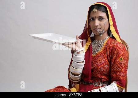 Porträt einer Rajasthani-Frau mit einem Tablett Stockfoto