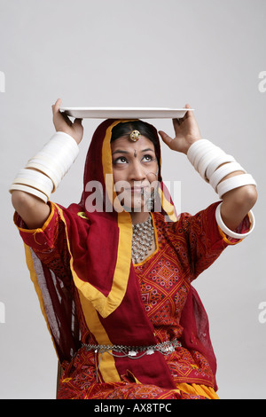 Rajasthani Frau mit einem Tablett auf dem Kopf Stockfoto