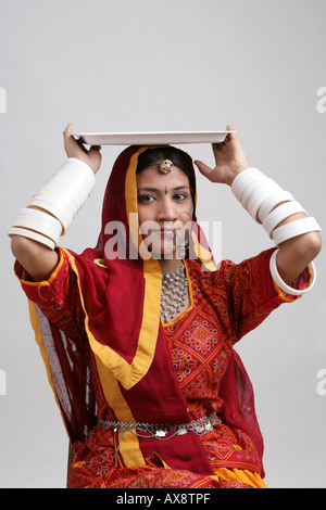 Porträt einer Rajasthani-Frau mit einem Tablett auf dem Kopf Stockfoto