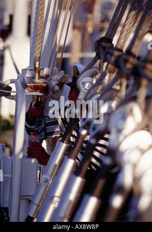 Crew-Mitglied Reinigung Teil des mexikanischen Großsegler Cuauhtemoc Tournement der Großsegler Rouen Armada 2003 Frankreich Stockfoto