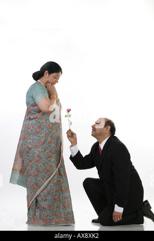 Seitenansicht von einem älteren Mann schlägt seine Frau Stockfoto